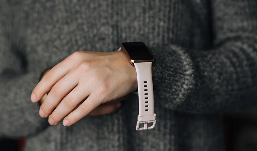 на какой руке носят часы,