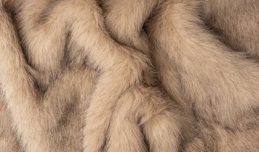 С чем носить куртку из эко-меха